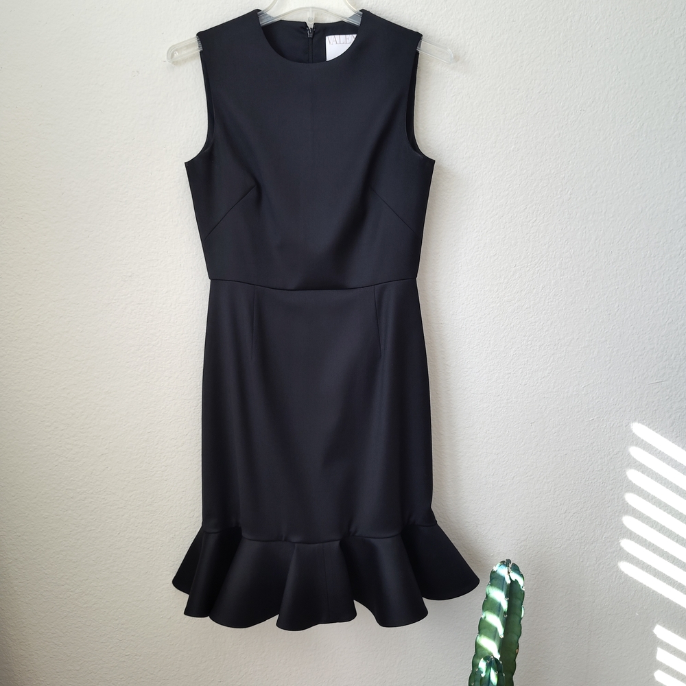 🌸 VALENTINO Black Sleeveless Ruffle-Hem Mini Dress